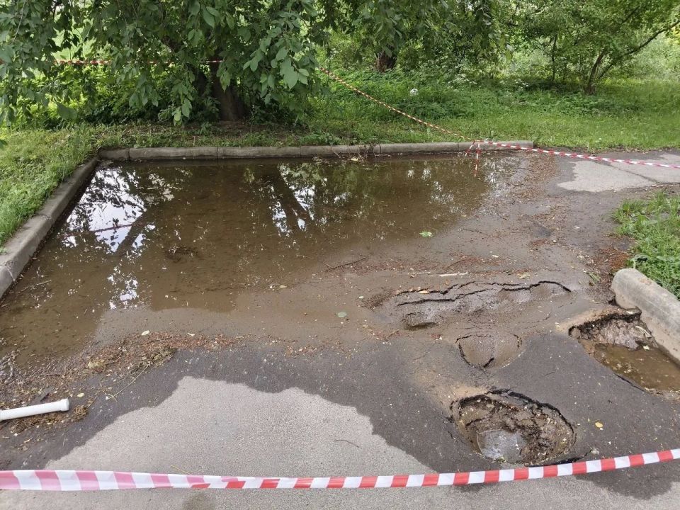 Жители дома на проспекте Стачек жалуются на протечки в подвале и проваливающийся асфальт Жители дома на проспекте Стачек жалуются на протечки в подвале и проваливающийся асфальт