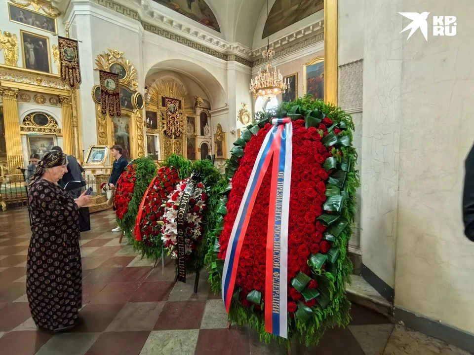 Венок от президента и последняя просьба: прощание с актрисой Людмилой Чурсиной проходит в Петербурге Венок от президента и последняя просьба: прощание с актрисой Людмилой Чурсиной проходит в Петербурге