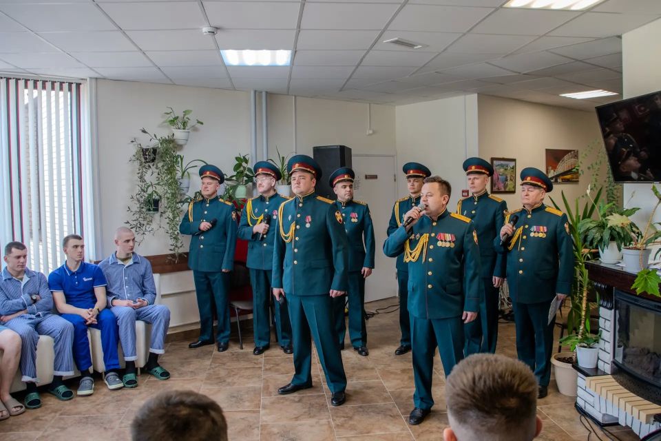 Раненых участников СВО, лечащихся в Санкт-Петербурге, поздравили с Днём России артисты ансамбля песни и пляски Северо-Западного округа Росгвардии Раненых участников СВО, лечащихся в Санкт-Петербурге, поздравили с Днём России артисты ансамбля песни и пляски Северо-Западного округа Росгвардии