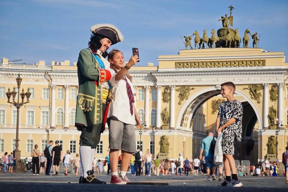 С Днем России, дорогие петербуржцы!