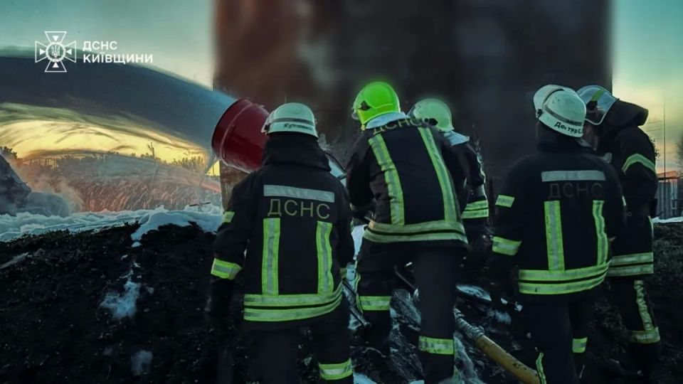 Огненный ад под Киевом: Мощный пожар тушат со вчерашнего дня Огненный ад под Киевом: Мощный пожар тушат со вчерашнего дня