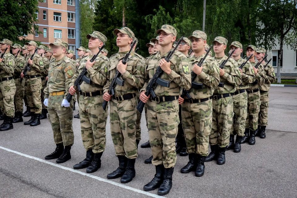 В Ленинградской области состоялась торжественная церемония принятия Военной присяги военнослужащими 33-й бригады оперативного назначения и полка по охране важных государственных объектов Северо-Западного округа Росгвардии В Ленинградской области состоялась торжественная церемония принятия Военной присяги военнослужащими 33-й бригады оперативного назначения и полка по охране важных государственных объектов Северо-Западного округа Росгвардии