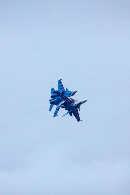В День России над Кронштадтом взлетели "Стрижи" и "Русские витязи" В День России над Кронштадтом взлетели "Стрижи" и "Русские витязи"
