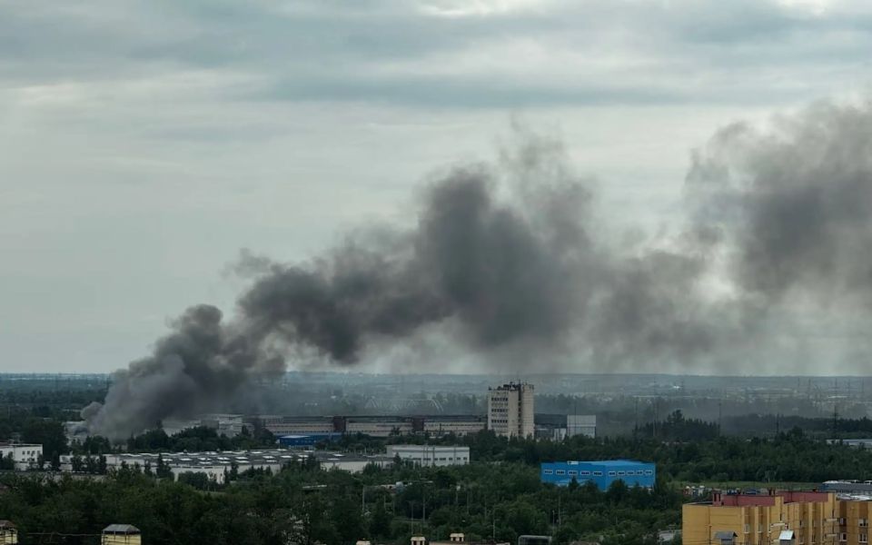 В районе Рыбацкого тушат пожар в производственном здании В районе Рыбацкого тушат пожар в производственном здании