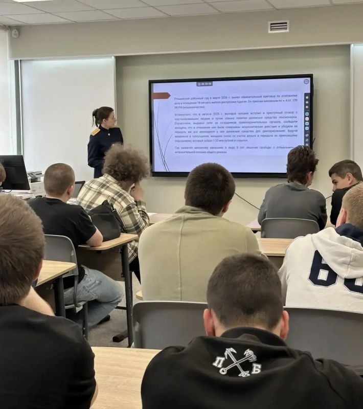 Сотрудник Главного следственного управления СК России по городу Санкт-Петербургу провёл профилактическую встречу с учащимися колледжа