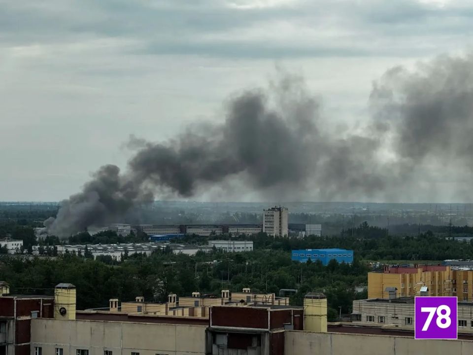 Площадь пожара в Невском районе выросла до 200 кв. метров Площадь пожара в Невском районе выросла до 200 кв. метров