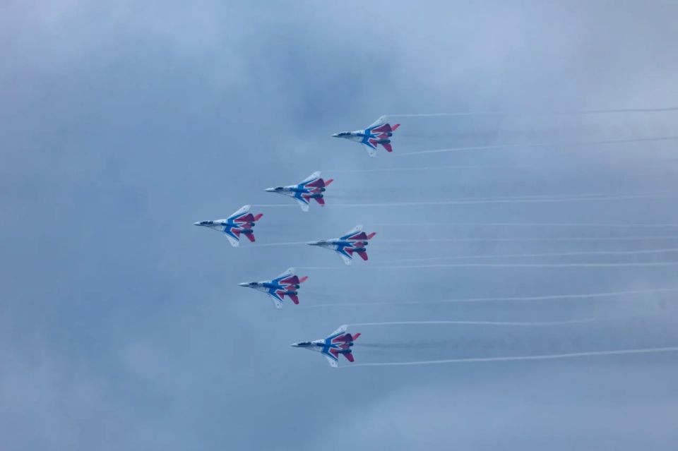 В День России над Кронштадтом взлетели "Стрижи" и "Русские витязи"