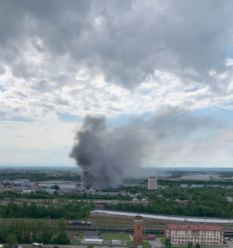 В районе Рыбацкого тушат пожар в производственном здании