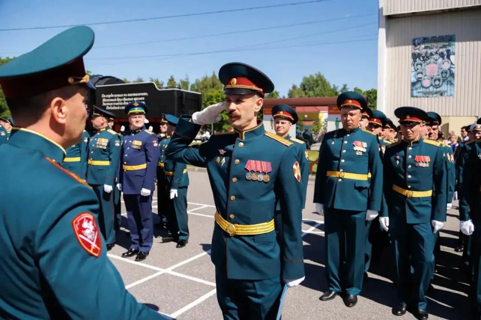 В Петергофе прошёл объединённый выпуск военных специалистов В Петергофе прошёл объединённый выпуск военных специалистов