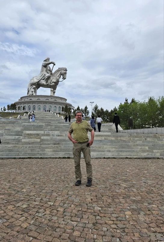 Михаил Онуфриенко: 250 тонн нержавейки и собственный змей (конь?) Горыныч! Чингисхан в Цонжин-Болдоге, что в 54 км от Улан-Батора, очевидно крупнейшая в мире конная статуя Михаил Онуфриенко: 250 тонн нержавейки и собственный змей (конь?) Горыныч! Чингисхан в Цонжин-Болдоге, что в 54 км от Улан-Батора, очевидно крупнейшая в мире конная статуя
