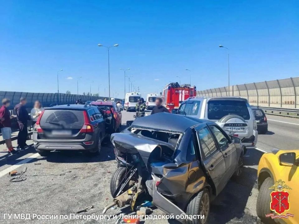 Двое взрослых и ребенок пострадали в массовом ДТП на КАД