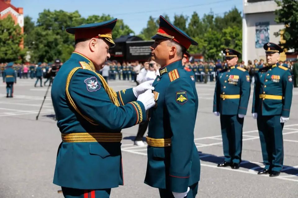 В Петергофе прошёл объединённый выпуск военных специалистов В Петергофе прошёл объединённый выпуск военных специалистов