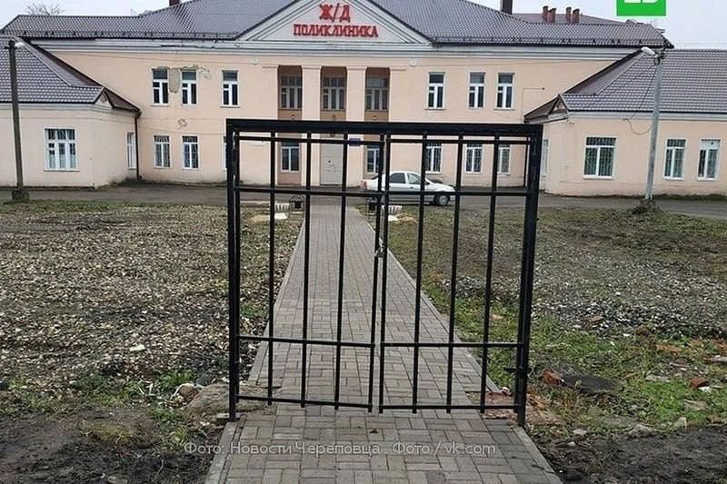 Олег Царёв: Эти ворота сняты в 2019 году в Череповце у здания поликлиники РЖД