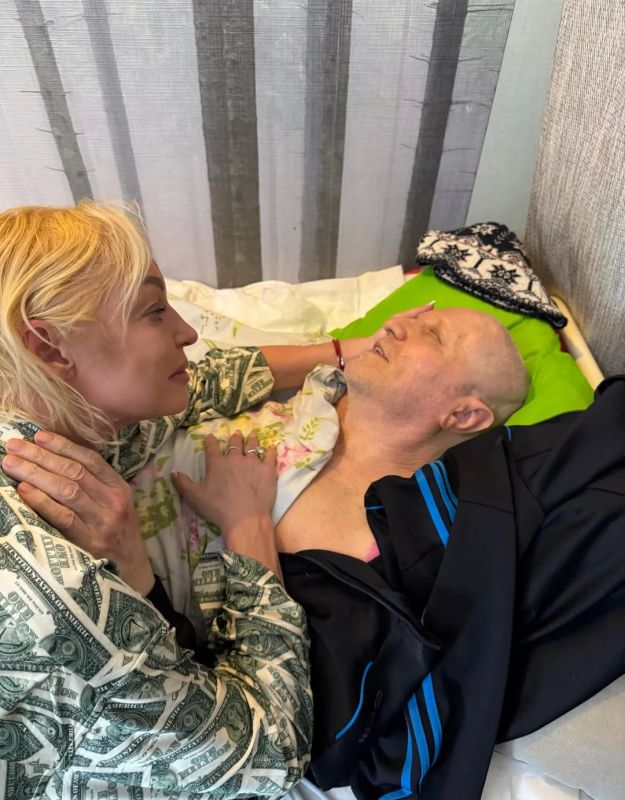 «Ему очень плохо»: Анастасия Волочкова приехала в Петербург к тяжелобольному отцу «Ему очень плохо»: Анастасия Волочкова приехала в Петербург к тяжелобольному отцу