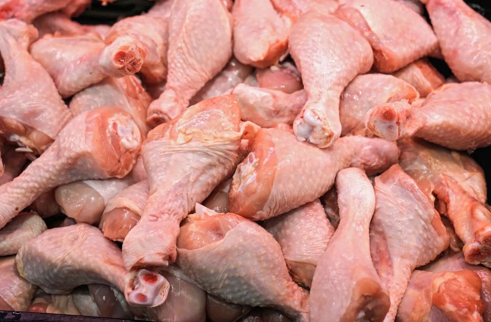 Курицу с сальмонеллой нашли на полках магазинов Петербурга