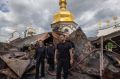 Юлия Витязева: Кадр днА.. Хуторской чОрт на фоне церки, разрушенной американской ракетой