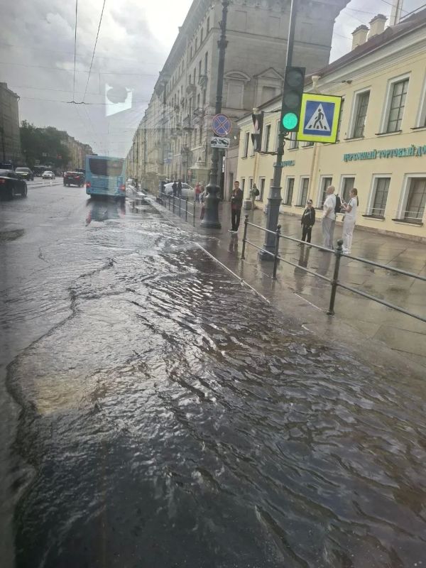 Кратковременный, но сильный дождь затопил площадь Александра Невского Кратковременный, но сильный дождь затопил площадь Александра Невского