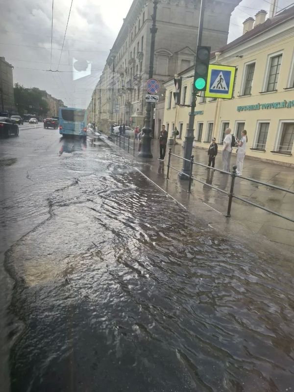 Гигантская лужа образовалась на площади Александра Невского после мощного ливня — кадрами делятся петербуржцы в соцсетях Гигантская лужа образовалась на площади Александра Невского после мощного ливня — кадрами делятся петербуржцы в соцсетях
