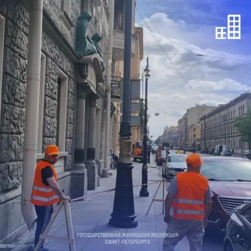 В центре Петербурга коммунальщики устроили зимние учения в июне