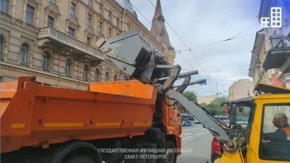 В центре Петербурга коммунальщики устроили зимние учения в июне В центре Петербурга коммунальщики устроили зимние учения в июне