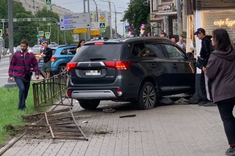 Внедорожник вылетел на тротуар и разнёс киоск у «Новочеркасской»