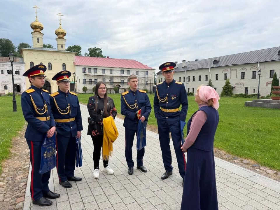 В Тихвине для сотрудников следственного управления, членов Общественного совета и учащихся школ представителем епископа Тихвинского и Лодейнопольского, председателем отдела по взаимоотношениям церкви с обществом и СМИ...