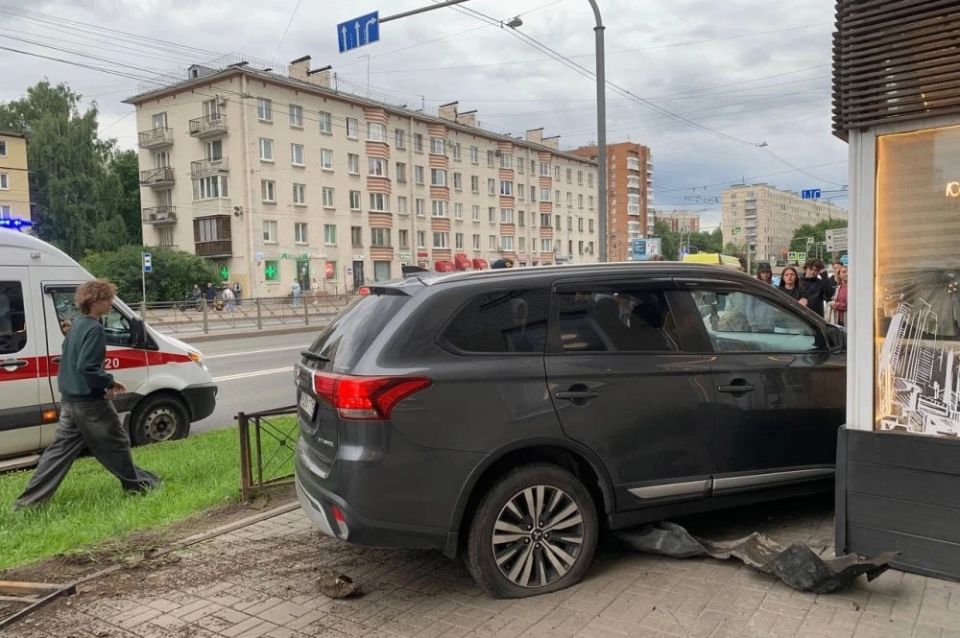 Внедорожник вылетел на тротуар и разнёс киоск у «Новочеркасской» Внедорожник вылетел на тротуар и разнёс киоск у «Новочеркасской»