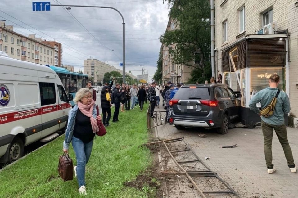Внедорожник вылетел на тротуар и разнёс киоск у «Новочеркасской» Внедорожник вылетел на тротуар и разнёс киоск у «Новочеркасской»