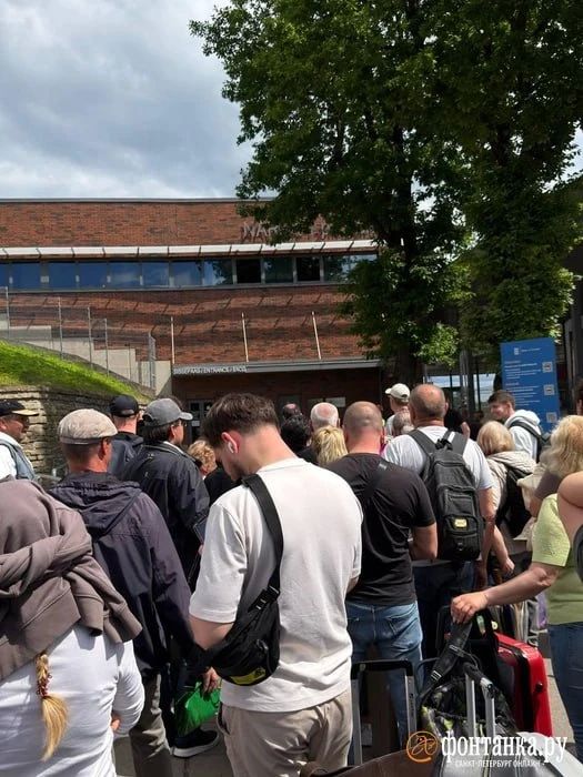 На границе с Эстонией туристы ночуют в очередях — накануне несколько десятков человек не успели пройти контроль и остались в Нарве