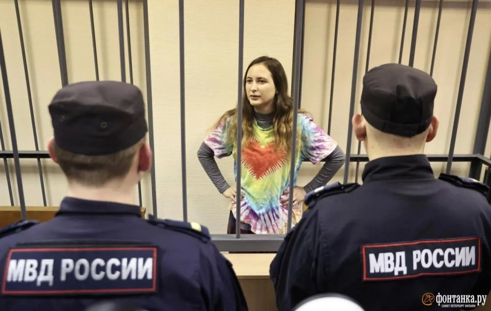 Художницу Сашу Скочиленко заочно оштрафовали на 30 тысяч рублей за автобиографический комикс «Книга о репрессиях»