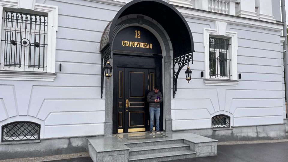 В середине дня 17 июня офис Трабера на Старорусской улице в Санкт-Петербурге закрыт, на двери отчетливый след от ноги