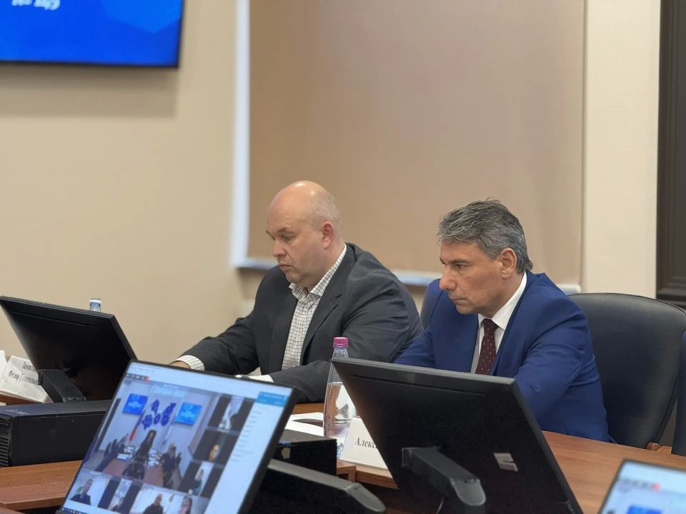 На очередном заседании Избирательной комиссии Ленинградской области 17 июня были приняты постановления, касающиеся организации и проведения выборов депутатов Государственной Думы Федерального Собрания Российской Федерации... На очередном заседании Избирательной комиссии Ленинградской области 17 июня были приняты постановления, касающиеся организации и проведения выборов депутатов Государственной Думы Федерального Собрания Российской Федерации...