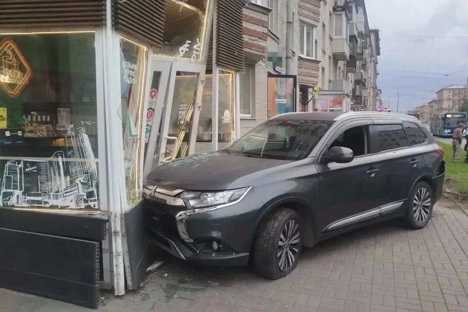 Пьяный водитель Mitsubishi влетел в кофейный киоск у метро "Новочеркасская" Пьяный водитель Mitsubishi влетел в кофейный киоск у метро "Новочеркасская"