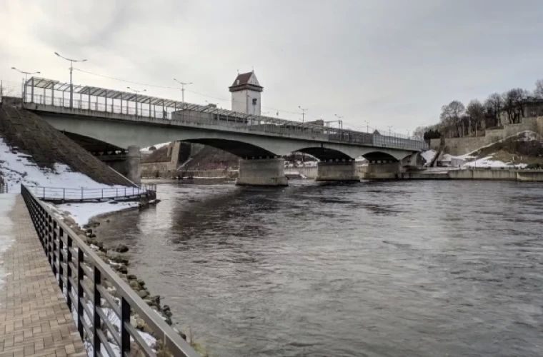 Нарва на замке. Почему сотни желающих попасть в Россию ночуют на улице