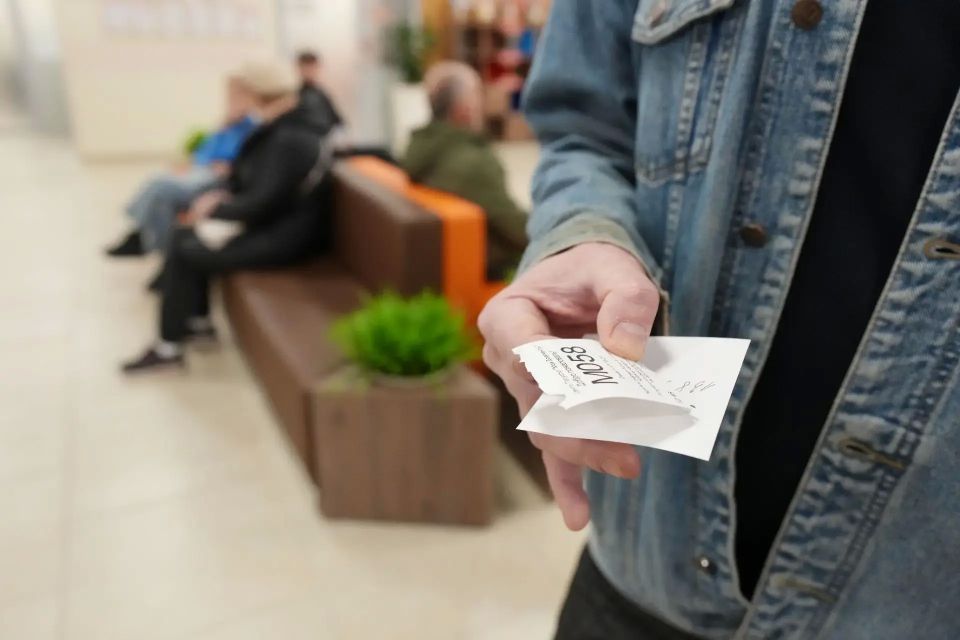 Петербуржцы жалуются на проблемы с получением загранпаспорта