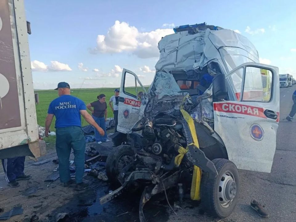 «Отец в больнице, а дочка в морге»: Бригада скорой помощи влетела под фуру