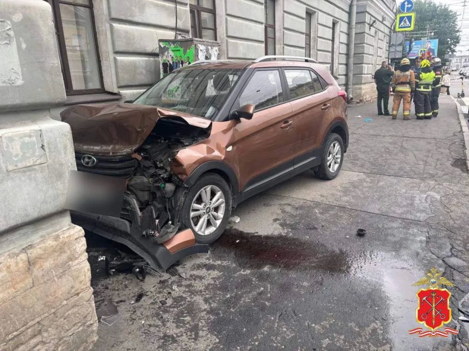В Санкт-Петербурге водитель автомобиля выехал на тротуар и наехал на двух пешеходов, один из них находится в тяжелом состоянии, сообщили в региональном МВД