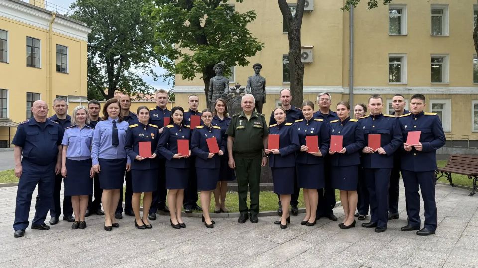 В СанктПетербургской академии Следственного комитета состоялся выпуск курсантов, окончивших обучение с отличием