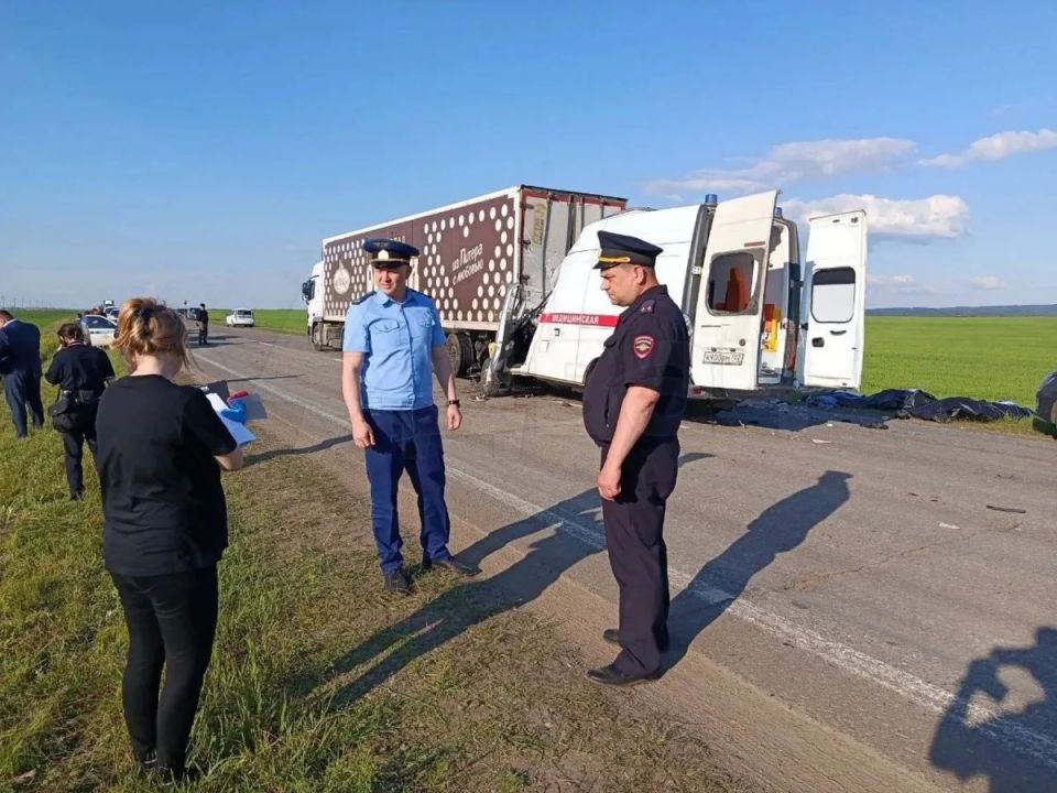 «Отец в больнице, а дочка в морге»: Бригада скорой помощи влетела под фуру «Отец в больнице, а дочка в морге»: Бригада скорой помощи влетела под фуру