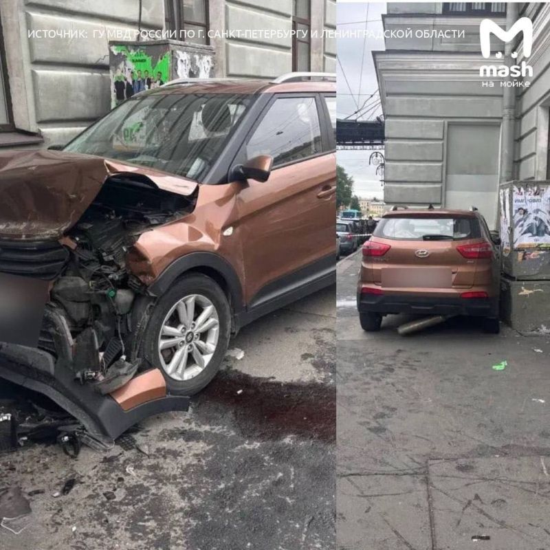 Водитель "хендай" сбил двоих молодых пешеходов и влетел в фасад здания травматологии на Боткинской