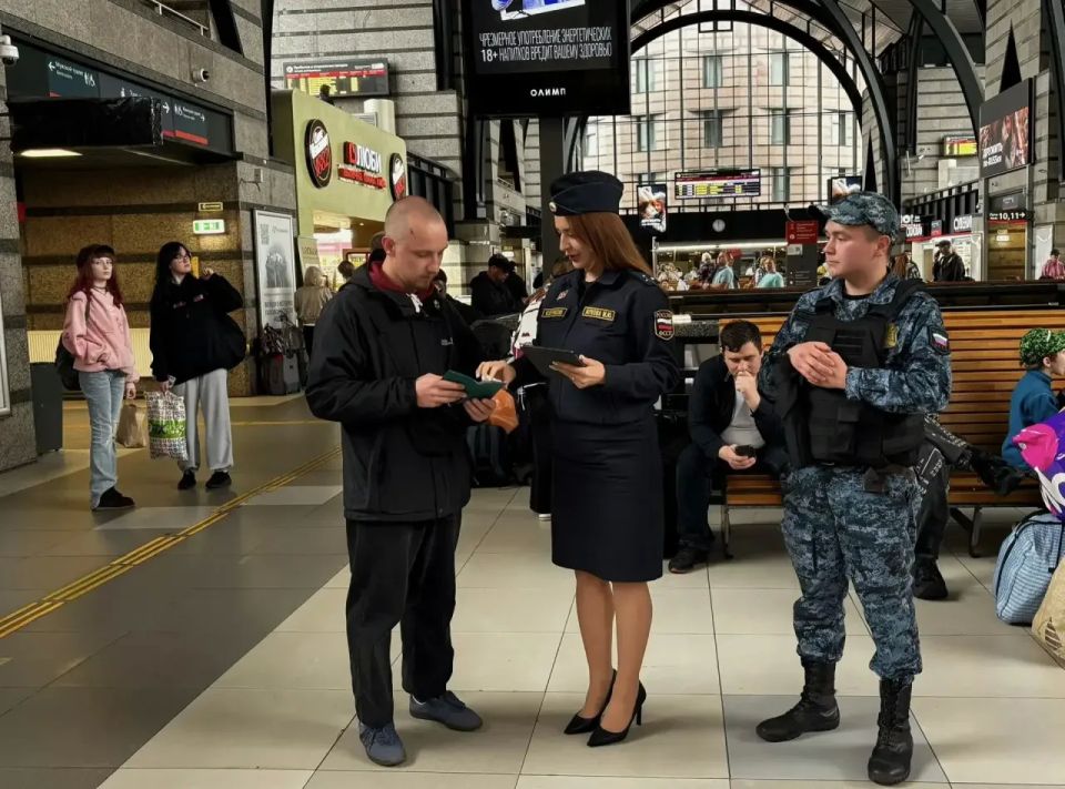 На Московском и Ладожском вокзалах Санкт-Петербурга сотрудниками транспортной полиции проведена информационная акция «Узнай о своих долгах» На Московском и Ладожском вокзалах Санкт-Петербурга сотрудниками транспортной полиции проведена информационная акция «Узнай о своих долгах»
