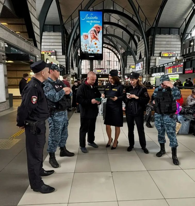 На Московском и Ладожском вокзалах Санкт-Петербурга сотрудниками транспортной полиции проведена информационная акция «Узнай о своих долгах» На Московском и Ладожском вокзалах Санкт-Петербурга сотрудниками транспортной полиции проведена информационная акция «Узнай о своих долгах»