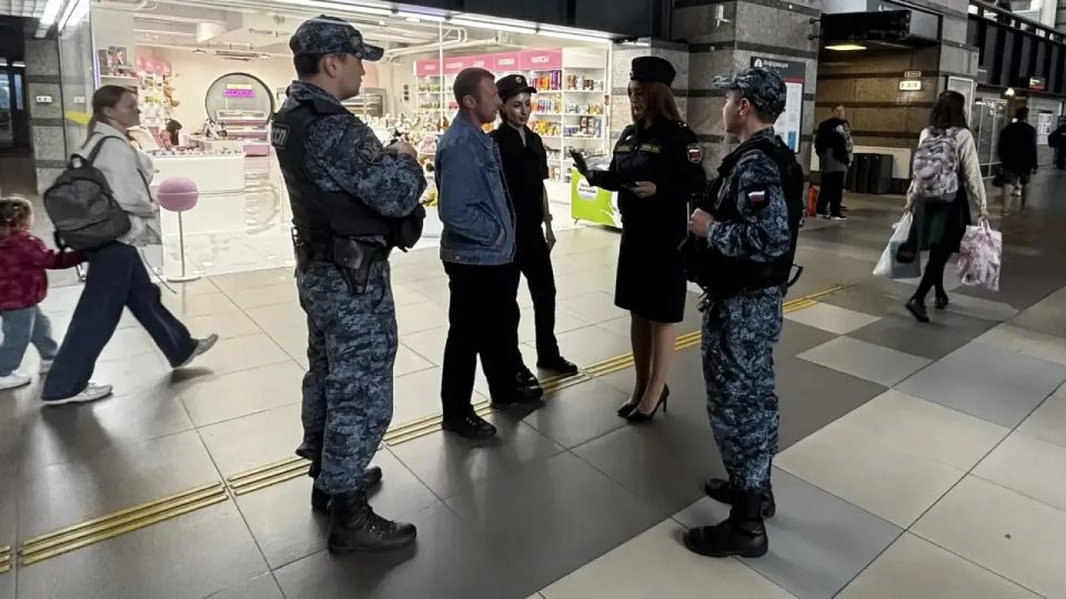 На Московском и Ладожском вокзалах Санкт-Петербурга сотрудниками транспортной полиции проведена информационная акция «Узнай о своих долгах»