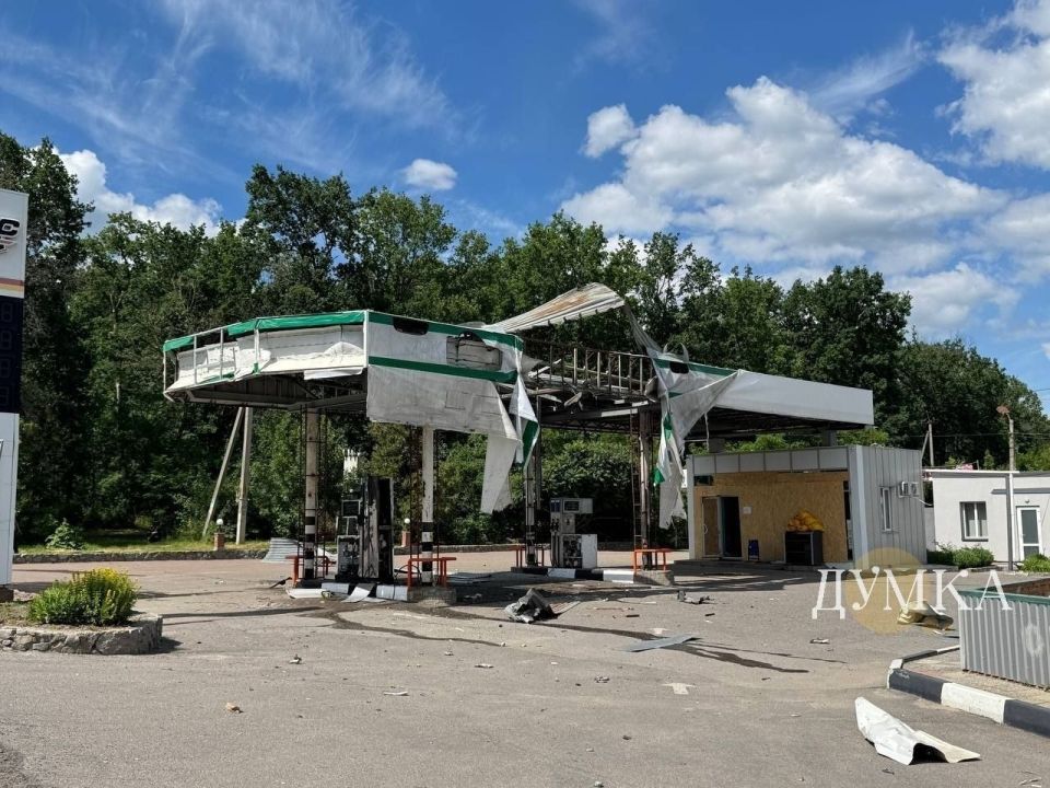 А это уже поврежденная АЗС в Богодухове недалеко от Харькова А это уже поврежденная АЗС в Богодухове недалеко от Харькова