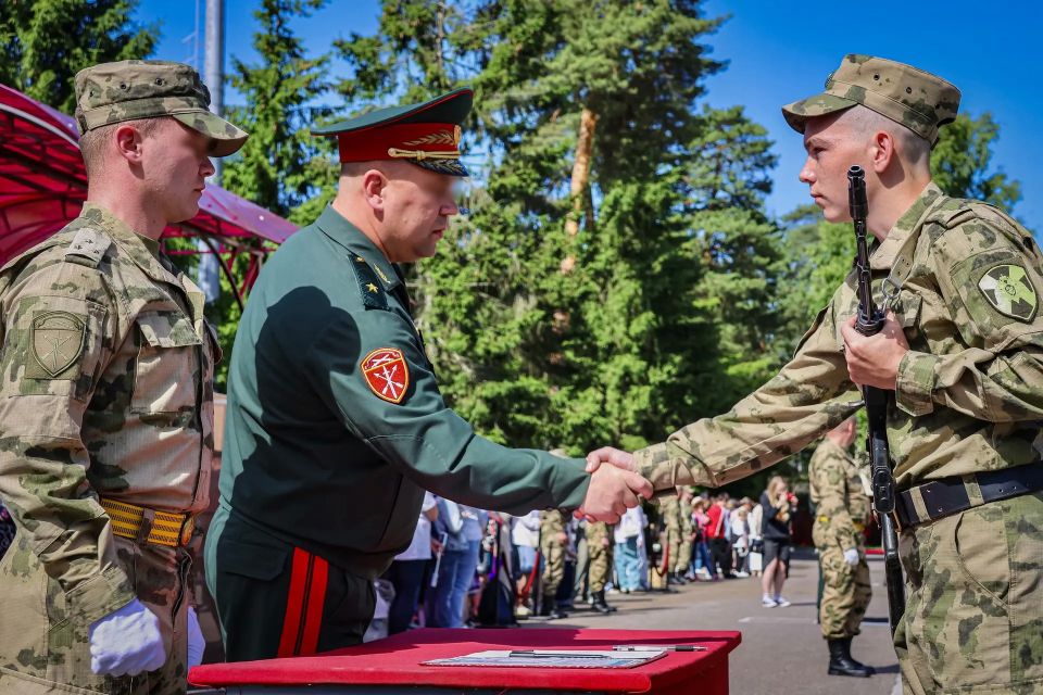 Сегодня в Ленинградской области состоялась торжественная церемония принятия Военной присяги военнослужащими по призыву 33-й бригады оперативного назначения, полка по охране важных государственных объектов и морского отряда... Сегодня в Ленинградской области состоялась торжественная церемония принятия Военной присяги военнослужащими по призыву 33-й бригады оперативного назначения, полка по охране важных государственных объектов и морского отряда...