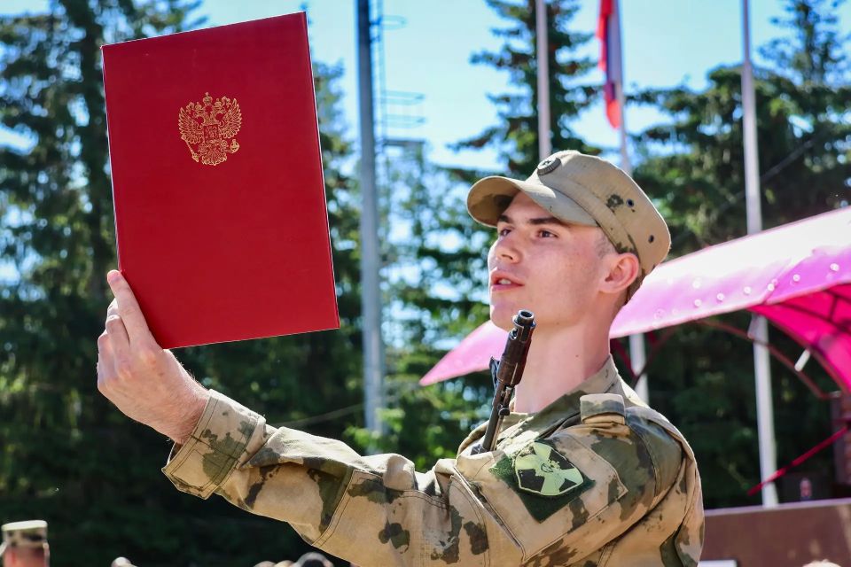 Сегодня в Ленинградской области состоялась торжественная церемония принятия Военной присяги военнослужащими по призыву 33-й бригады оперативного назначения, полка по охране важных государственных объектов и морского отряда...