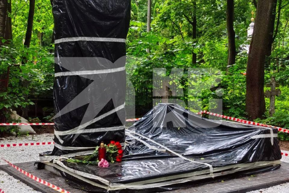 Мемориальный комплекс на могиле бывшего министра транспорта России и губернатора Курской области Романа Старовойта скрыли от глаз посторонних