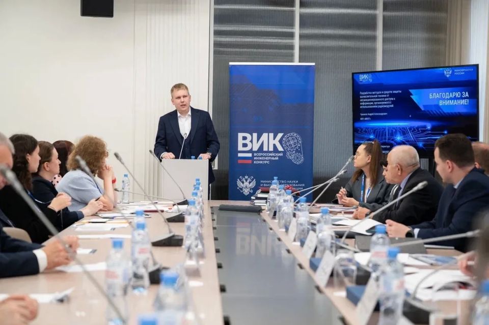 Директор Росфинмониторинга Юрий Чиханчин поприветствовал финалистов Всероссийского инженерного конкурса 2025/26 Директор Росфинмониторинга Юрий Чиханчин поприветствовал финалистов Всероссийского инженерного конкурса 2025/26