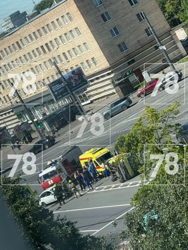 Реанимобиль упал на бок на перекрестке в Невском районе