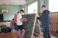 Ученики петербургской школы № 256 плетут маскировочные сети для военнослужащих в зоне СВО